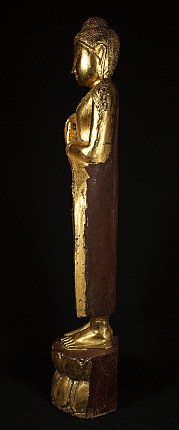 Stehende Buddha-Statue aus Holz, linke Seitenansicht mit Profil und glatter Mantelseite