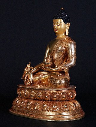 Medicine Buddha-beeld in koper uit Nepal, driekwartaanzicht met kom en lotussokkel