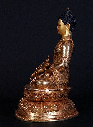 Koperen Medicine Buddha uit Nepal in zijaanzicht, zittend met kom op de knie