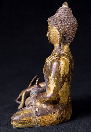 Nepalese bronzen Medicijnboeddha, zijaanzicht met zicht op de schouder en patina