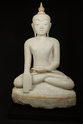 Marmeren Ava Boeddhabeeld uit Birma, zittend in bhumisparsha mudra, vooraanzicht