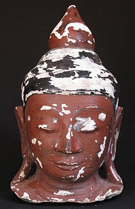 17e-eeuws Boeddhahoofd uit Birma (Myanmar), vooraanzicht met gesloten ogen en afbladderende polychromie