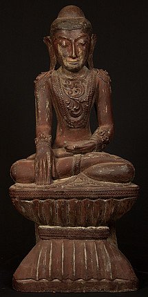 Birmaans houten Boeddhabeeld, zittend in bhumisparsha mudra, vooraanzicht op sokkel