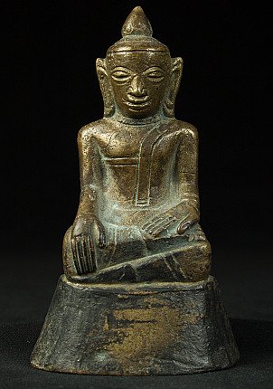 Zittend bronzen Boeddhabeeld uit Myanmar, Shan-stijl, recht van voren op zwarte achtergrond
