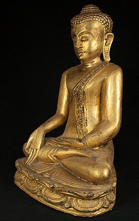 Zittend Boeddhabeeld uit Myanmar in hout, driekwartaanzicht met zicht op lotusrand