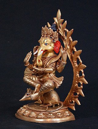 Ganesha-Statue aus Bronze aus Nepal in Dreiviertelansicht, mit Krone und durchbrochener Aureole