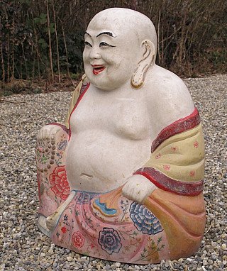Zittende marmeren Happy Buddha uit Birma, beschilderd, driekwartaanzicht links