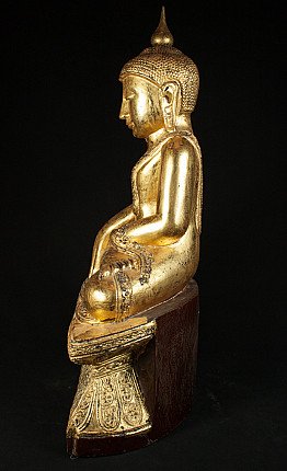 Zittend Boeddhabeeld van verguld hout uit Myanmar, linker zijaanzicht met sokkel