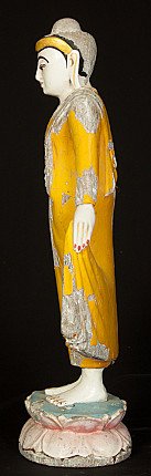 Stehende Buddha-Statue aus Holz aus Burma, Seitenansicht mit herabhängender Hand am Gewand