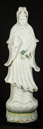 Stehende Guan-Yin-Statue aus Marmor aus Myanmar, Vorderansicht mit Vitarka-Mudra und Lotussockel