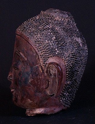 Lakwerk Boeddhahoofd uit Myanmar, linkse zijaanzicht met oor en haarlokken