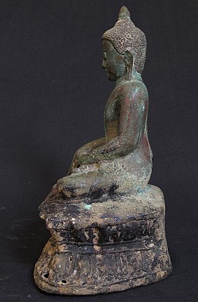 Birmese bronzen Boeddha in zijaanzicht links op hoge sokkel, Ava-stijl