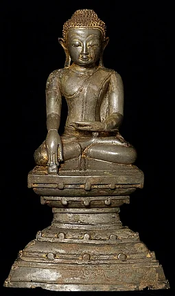 Bronzen Shan Boeddhabeeld uit Myanmar op hoge sokkel, vooraanzicht met bhumisparsha mudra