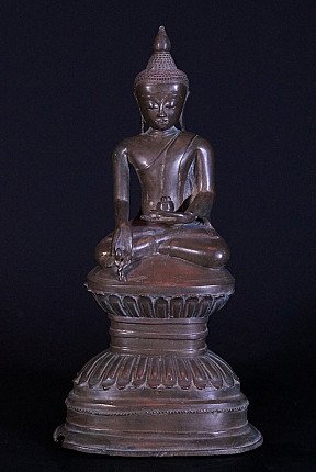 Bronze-Buddha-Statue der Ava-Zeit aus Burma, sitzend auf hohem Lotussockel, Frontalansicht