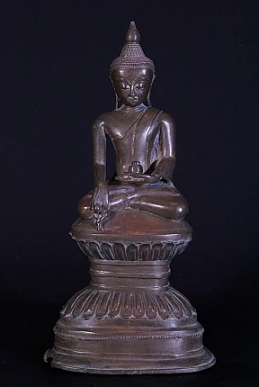 Bronze-Buddha-Statue der Ava-Zeit aus Burma, sitzend auf hohem Lotussockel, Frontalansicht