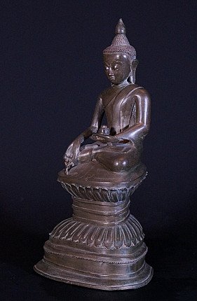 Ava-Buddha-Statue aus Bronze, Burma (Myanmar), sitzend, Dreiviertelansicht von links