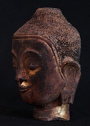 Boeddhahoofd uit Myanmar in lakwerk, Ava-periode, driekwart links met oor en haarlokken