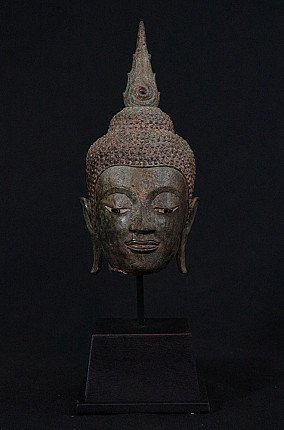 Bronzen Boeddhahoofd uit Thailand (Ayutthaya), 17e eeuw, frontaal op standaard