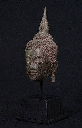 Boeddhahoofd in brons, Ayutthaya Thailand, in driekwartaanzicht links op sokkel