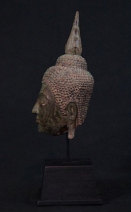 Thais bronzen Boeddhahoofd uit de Ayutthaya-periode, linker zijaanzicht op standaard