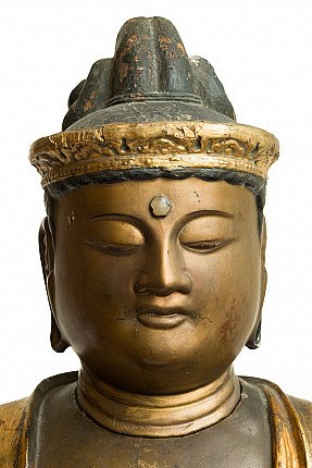 Gesichtsdetail der japanischen Amida-Buddha-Statue aus Holz mit Kopfschmuck und halb geschlossenen Augen