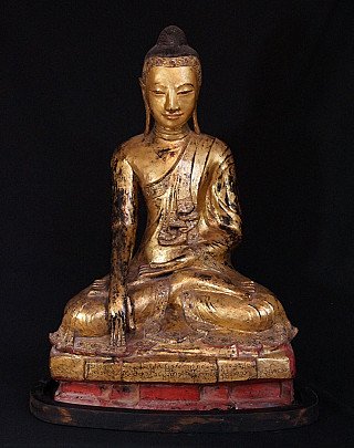 Burmesische lackierte Buddha-Statue in Bhumisparsha-Mudra, sitzend auf rot-goldenem Sockel, Frontalansicht