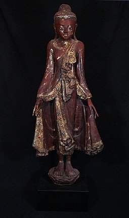 Große stehende Buddha-Statue aus Holz aus Burma (Myanmar) auf schwarzem Sockel, Frontalansicht
