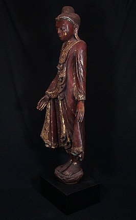Stehende Buddha-Statue aus Holz aus Myanmar, Dreiviertelansicht mit rechter Seite und Gewand