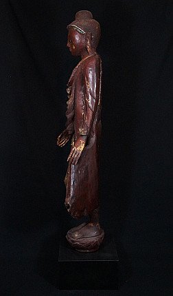 Hölzerne Buddha-Statue aus Burma, linkes Seitenprofil mit herabhängenden Armen