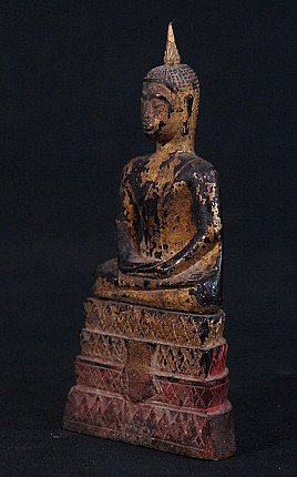 Holz-Buddha-Statue aus Thailand, Dreiviertelansicht links mit abgeplatzter Fassung und Vergoldung