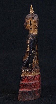 Thailändische Holz-Buddha-Statue, linke Seitenansicht mit hohem Kopfornament und dunkler Patina