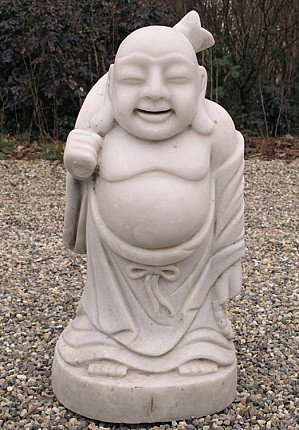 Marmeren Happy Buddha uit Myanmar, zittend met glimlach en bundel over de schouder
