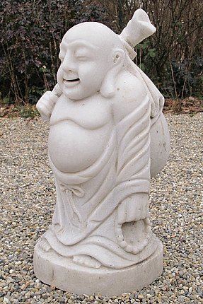 Happy Buddha van marmer uit Birma, driekwartaanzicht met zicht op buik en gewaadplooien