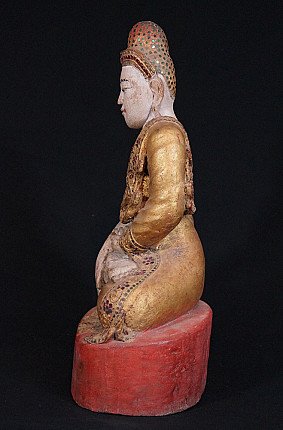 Mandalay-Buddha-Statue aus Holz, linke Seitenansicht mit Vergoldung und rotem Sockel