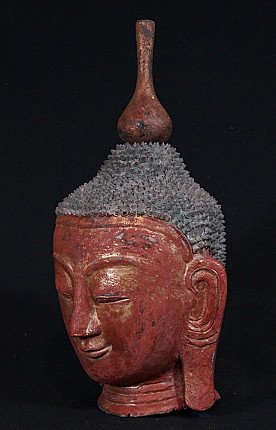 Lakwerk Shan Boeddhahoofd uit Birma, driekwartaanzicht met oor en topknot