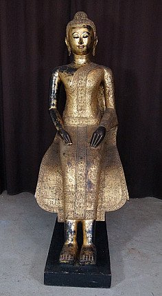 Bronze-Buddha-Statue aus Thailand auf Sockel, Frontalansicht mit reich verziertem Gewand