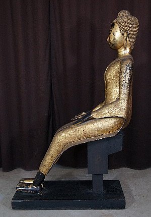 Sitzende thailändische Buddha-Statue aus Bronze im Seitenprofil mit langem Gewand