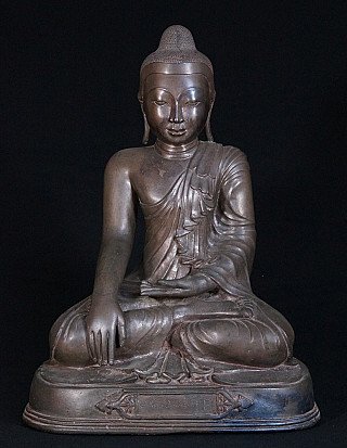 Bronze-Buddha aus Myanmar im Mandalay-Stil, sitzend in Bhūmisparśa-Mudrā, Frontalansicht