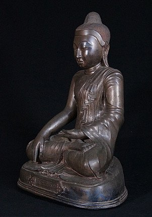 Mandalay-Buddha-Statue aus Bronze, Burma (Myanmar), sitzend, Dreiviertelansicht links