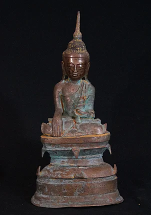 Shan-Buddha-Statue aus Bronze aus Myanmar auf hohem Sockel, sitzend in Bhumisparsha-Mudra, Frontansicht