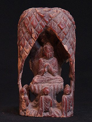 Sitzende Buddha-Statue aus Holz aus Burma unter Bodhi-Baum, Frontalansicht mit drei kleinen Figuren