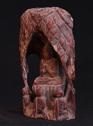 Hölzerne Buddha-Statue unter Bodhi-Baum aus Myanmar, Dreiviertelansicht der Nische und Figuren