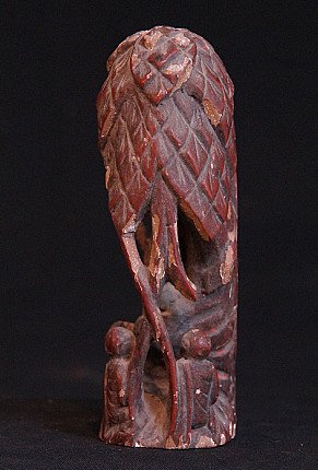 Buddha-Statue aus Holz unter Bodhi-Baum, Seitenansicht mit geschnitzten Blättern und zwei kleinen Figuren