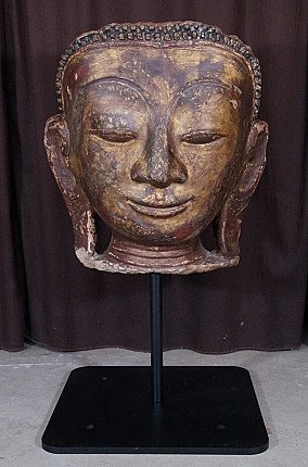 Antiek Boeddhahoofd van stuc uit Birma (Myanmar) op metalen standaard, vooraanzicht