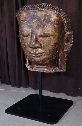 Boeddhahoofd van stuc uit Myanmar in driekwartaanzicht met zicht op rechteroor en haarlijn