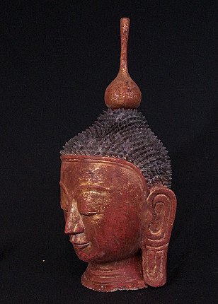 Boeddhahoofd uit Myanmar in lakwerk, driekwartaanzicht links met oor en ushnisha