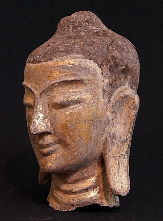 Ava-stijl Boeddhakop uit Myanmar in lakwerk, driekwartaanzicht links met slijtage op gezicht