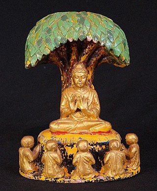 Hölzerne Buddha-Statue aus Burma unter dem Bodhi-Baum, frontal mit Dharmachakra-Mudra