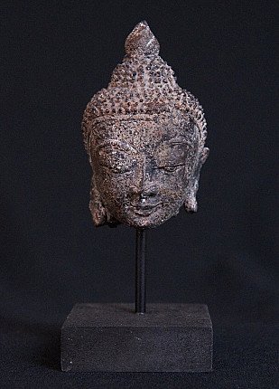 Bronzen Boeddhahoofd uit Myanmar op sokkel, Shan-stijl, vooraanzicht