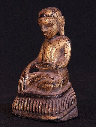 Hölzerne burmesische Mönchsfigur, sitzend, Dreiviertelansicht mit Händen und Sockel